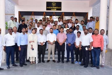 *ईशान प्रताप सिंह ने बाराबंकी डीएम का पदभार संभाला*
2017 बैच के IAS अधिकारी ईशान प्रताप सिंह ने मंगलवार को #बाराबंकी के...