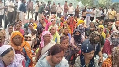 सितारगंज रोड बरूआबाग, सिसौना बरेली स्टोन क्रशर ग्राम प्रधान एवं क्षेत्र के लोगों ने किया धरना प्रदर्शन