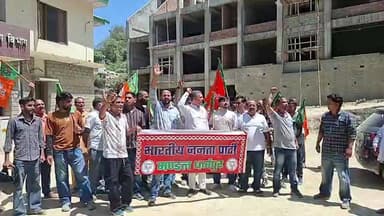 सड़क बहाली को लेकर भाजपा का लोकनिर्माण विभाग मंडल कार्यालय के बाहर जोरदार धरना-प्रदर्शन
#devbhoomilivehp #everyonehighl...