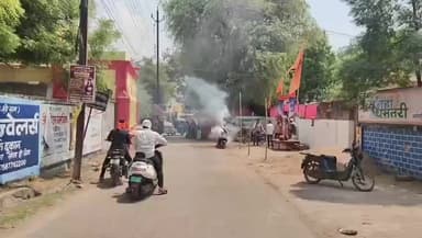 धमतरी: किक मारते ही स्कूटर में लगी आग, फैली सनसनी इतवारी बाजार गर्ल्स स्कूल के पास की घटना