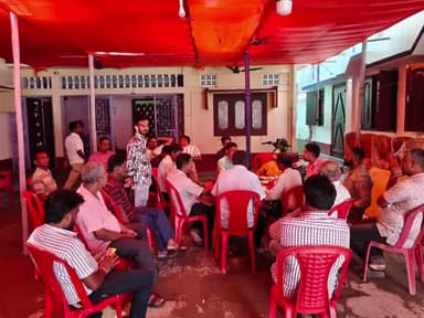 ধর্মনগর: ধর্মনগর কেন্দ্রের বিজেপি দলের প্রার্থীর বাসভবনে এলাকাবাসীদের নিয়ে একটি বৈঠক কর