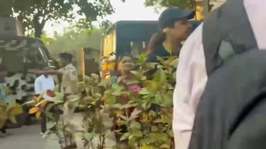 तुम यहां से चले जाओ...'; मुंबई में ट्रैफिक जाम से नाराज महिला महाराष्ट्र के मंत्री गिरीश महाजन पर भड़की! अधिकारियों को भ...