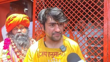 प्रयागराज में त्रिवेदी तट पर बागेश्वर धाम सरकार ने लगाई डुबकी #lenskart का किया विरोध कहा अपनी दुकान लाहौर में खोलो