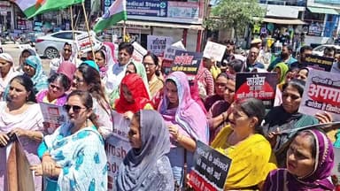 भाजपा महिला और युवा मोर्चा महिला बिल के विरोध में राजा का तालाब में प्रदर्शन करती हुई