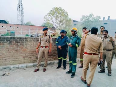 आजाद कंपाउंड वाजिदपुर स्थित शान इंटरप्राइजेज में बीती रात्रि आग लगने की घटना के संबंध में @dcpekanpur श्री सत्यजीत गुप्त...