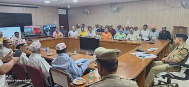 #SP_अमरोहा के निर्देशन में #CO_नगर द्वारा सुरक्षा व्यवस्था एवं अवैध अतिक्रमण को लेकर सम्मानित व्यापारी बंधुओं के साथ गोष...