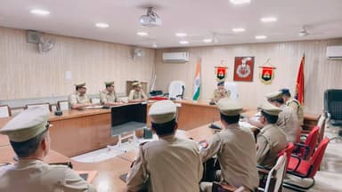 पुलिस अधीक्षक अमरोहा श्री लखन सिंह यादव द्वारा पुलिस सभागार में “क्रिटिकल कॉरिडोर” के संबंध में एक महत्वपूर्ण बैठक आयोजि...