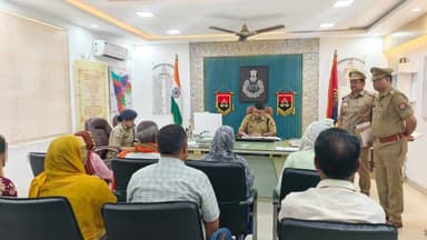 पुलिस अधीक्षक अमरोहा श्री लखन सिंह यादव द्वारा पुलिस कार्यालय में जनसुनवाई कर शिकायतकर्ताओं की समस्याओं को सुनकर उनके त्...