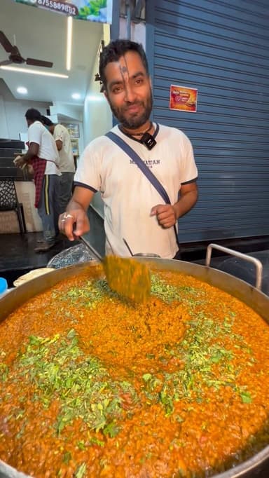 Pandit ji ka veg keema kulcha in just 80/- east delhi geeta colony
#delhifood #streetfood #indianfood #foodreels #food