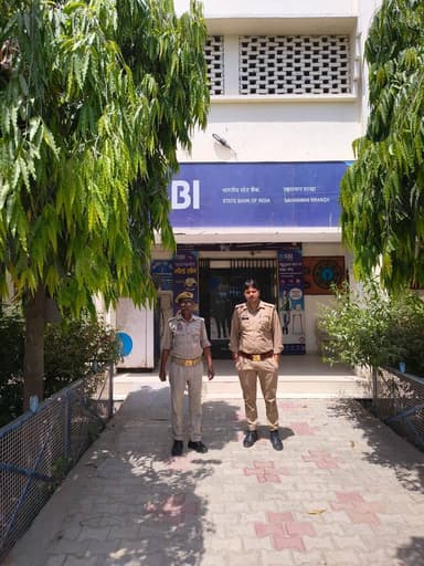 #SSP_BDN के निर्देशन में अपराध/अपराधियों पर नियंत्रण के दृष्टिगत #थाना_सहसवान पुलिस द्वारा #बैंक_चेकिंग अभियान चलाकर बैं...