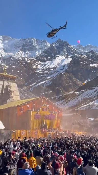 श्री केदारनाथ धाम के कपाट खुलने के शुभ अवसर पर श्रद्धालुओं पर पुष्प वर्षा कर दिव्य स्वागत किया गया।