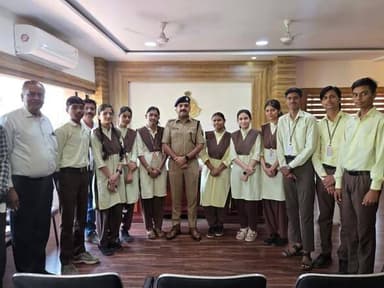 “एसपी की पाठशाला में सपनों को मिली दिशा”
देवास। उत्कृष्ट विद्यालय में बुधवार को “एसपी की पाठशाला” के तहत खास आयोजन हुआ,...