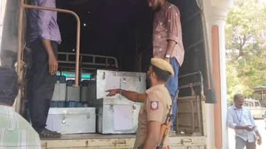 அகஸ்தீஸ்வரம்: நாகர்கோவில் தாலுகா அலுவலகத்தில் இருந்து தொகுதிக்கு உட்பட்ட வாக்குச்சாவடி மையங்களுக்கு வாக்கு பதிவு இயந்திரம் கொண்டு செல்லப்பட்டது.