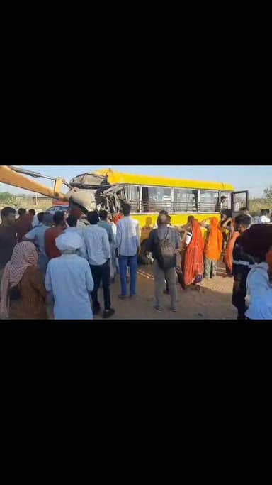 दर्दनाक हादसा: गुड़ से भरे ट्रक ने स्कूली बस को मारी टक्कर, 4 बच्चे गंभीर घायल
बायतु क्षेत्र में आज सड़क हादसा हुआ, NH ...