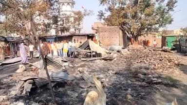 गोपालगंज :- देर रात गैस सिलेंडर फटने से झोपड़ीनुमा दुकान में लगी आग। आग की तेज लपटों से कई दुकानें भी जलकर खाक। दमकल की ...