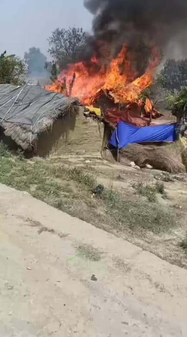 औरंगाबाद में भीषण अग्निकांड, 22 महादलित परिवार बेघर; पूर्व विधायक ने वर्तमान विधायक को चुनावी वादा याद दिलाकर हर परिवार ...