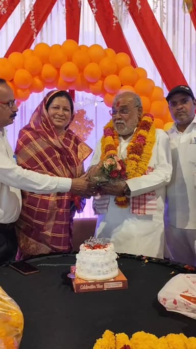 सदस्य विधान परिषद झांसी जालौन ललितपुर प्रतिनिधि आरपी निरंजन के जन्मदिन के अवसर पर तिरुपति गार्डन में भाजपाइयों समेत लोगो...