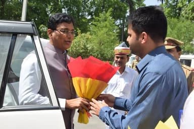 नवागत जिलाधिकारी अंजनी कुमार सिंह का किया मुख्य विकास अधिकारी अभिषेक सिंह ने स्वागत किया.
नवागत जिलाधिकारी ने कोषागार मे...