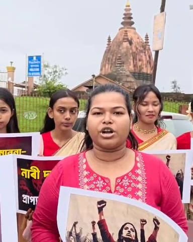 লোক সভাত গৃহীত নহল মহিলাৰ ৩৩ শতাংশ সংৰক্ষণৰ বিধেয়ক
শিৱসাগৰত ইয়াৰ বিৰুদ্ধে প্ৰতিবাদ সাব্যস্ত কৰিবলৈ ওলাই আহিল নৱ প্ৰজন্ম...