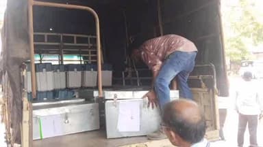 திருவட்டாறு: திருவட்டார் தாலுகா அலுவலகத்தில் இருந்து அப்பர் போதையார் பகுதிக்கு 12 வாக்காளர்களுக்கு கொண்டு செல்லப்பட்ட மின்னணு வாக்குப்பதிவு இயந்திரம்