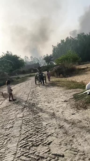 beruwa hathodha wanawa ke bicha me lagi aag
jeela hardoi beruwa gaon me lagi aag