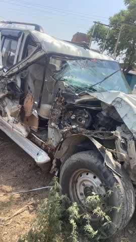 टूंडला: गांव श्रीनगर के पास ट्रैक्टर और स्कॉर्पियो आमने-सामने टकराए, दो लोग हुए घायल