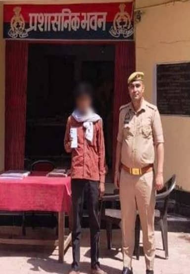 #CEIR पोर्टल के माध्यम से थाना संदना व मछरेहटा पुलिस टीमों द्वारा गुम हुए 02 मोबाइल फोन को बरामद कर उसके धारक को सुपुर्द...