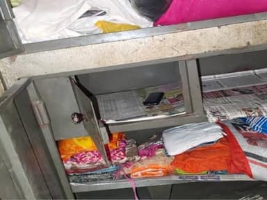 शाहजहांपुर में दो मकानों में चोरी:शादी से लौटे परिवार को मिले टूटे ताले, घर से नकदी-चांदी गायब
शाहजहांपुर में मंगलवार र...