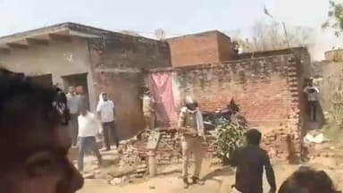 गाज़ीपुर में विश्वकर्मा समाज की बेटी के रेप व हत्या के मामले में पीड़ित परिवार से मिलने जा रहे समाजवादी पार्टी के प्रतिनिध...