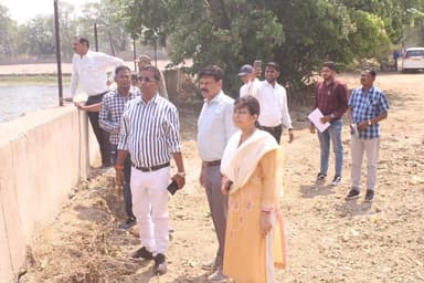 कलेक्टर डॉ. संजय कन्नौजे औचक निरीक्षण के दौरान मुड़ा तालाब के पास लगभग 1 करोड़ रुपए की लागत से निर्माणाधीन गार्डन स्थल प...
