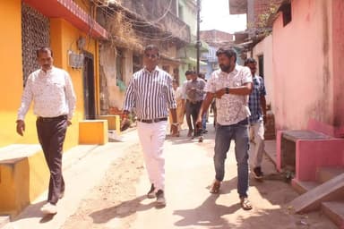 कलेक्टर डॉ. संजय कन्नौजे ने फूलझरिया पारा इंदिरा नगर सारंगढ़ में जल जीवन मिशन अंतर्गत पाइपलाइन बिछाने के पश्चात हुए कंक्र...