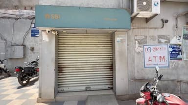 शेखपुरा लगन की शुरुआत होते ही बैंको पैसों की कमी से कई बैंक के एटीएम में शटर गिरा हुया है और कई बैंक में कैश नहीं होने स...