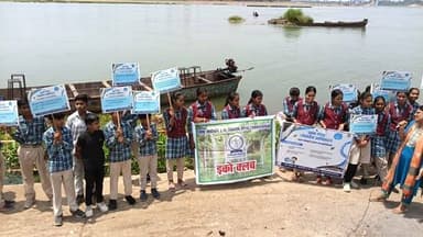 • जल गंगा संवर्धन अभियान के अंतर्गत नीलकंठ घाट पर "नदी को जानो" कार्यक्रम आयोजित
• स्वच्छता का संदेश देते हुए लिया जल ए...