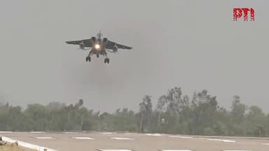 #पहलगाम हमले की पहली बरसी पर उत्तर प्रदेश के पूर्वांचल एक्सप्रेस वे पर आज भारतीय वायुसेना के कई विमानों ने लैंडिंग और टे...