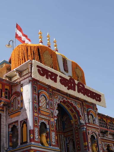 फूलों से सजाया जा रहा है श्री हरि का परम स्थान बद्रीनाथ धाम। कल सुबह 6:15 भक्तों के दर्शन हेतु खुलेंगे मंदिर के कपाट। बो...