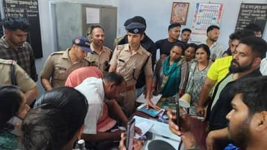 खटीमा में शिक्षक ने छात्रा के साथ किया गलत काम, शादी का दिया था झांसा, पुलिस ने हिरासत में लिया ...पूरी खबर कमेंट बॉक्स ...
