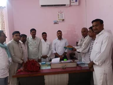 नोहर नगरपालिका में नए ईओ गिरिराज रतनू ने संभाला कार्यभार, ठेकेदारों ने की शिष्टाचार भेंट
नोहर। नगरपालिका नोहर में नव निय...