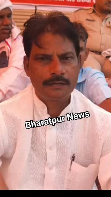 Bharatpur Newsअछनेरा रोड की टूटी सड़क को लेकर पक्का बाग में धरना, भूख हड़ताल पर बैठे लोग, चेतावनी- मांग नहीं मानी तो उग्...