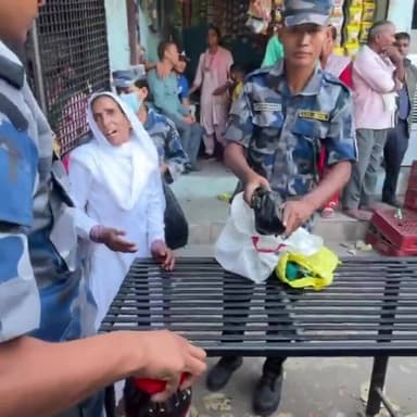 भारत -नेपाल सीमा
नेपाल भारत से कोल्ड ड्रिंक और केले तक नहीं ले जाने दे रहा।
#नेपाल #Police #भारत #nepalinews #NepaliNe...