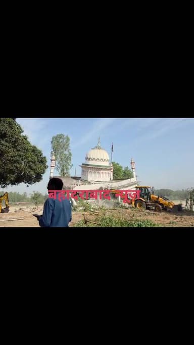 “हरिद्वार के सुमन नगर में बड़ी बुलडोजर कार्रवाई: टिहरी पुनर्वास परियोजना की 10 बीघा सरकारी जमीन से अवैध मजार ध्वस्त, भार...