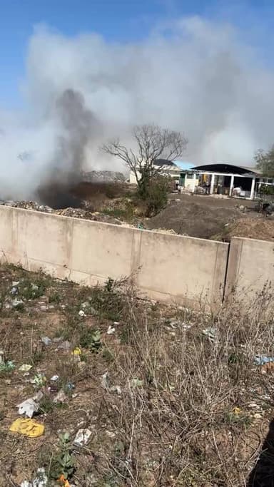 छतरपुर के कचरा प्लांट पर लगी भीसड़ आग आग भुझाने पहुंची फायर ब्रिगेड की टीम मौके पर