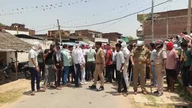 कटरिया गांव में समाजवादी पार्टी के मुदा बाद के नारे लगे वहां के गामिड महिलाओं के द्वारा