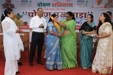 पोषण पखवाड़ा अंतर्गत कार्यक्रम में उत्कृष्ट कार्य करने वाली नारी शक्ति एवं आंगनवाड़ी कार्यकर्ता सम्मानित
पोषण अभियान अं...