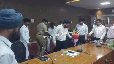 एसएसपी झांसी ने नवागंतुक डीएम को बुके देखकर किया स्वागत #JhansiPolice DM Jhansi #BBGTSmurti