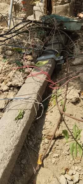 सनहपुर पंचायत के वार्ड नंबर 5 में अचानक बिजली का पोल गिर जाने से इलाके में हड़कंप मच गया। इस घटना के बाद कई घरों की बिजल...