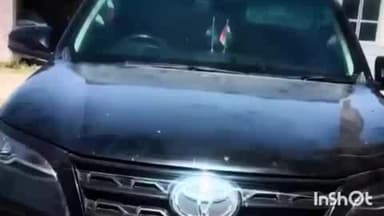 जयपुर: हाथोज थाना इलाके में बाबा बालमुकुंद आचार्य के नाम से विधायक की पट्टी लगी सड़क पर दौड़ती हुई नजर आई, पुलिस ने की जब्त