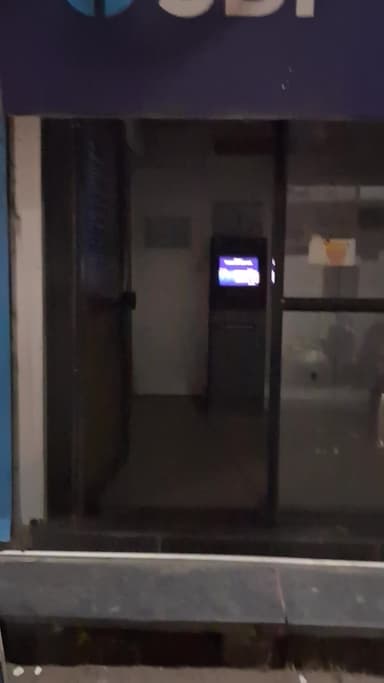 गर्मी का तापमान चरम पर,SBI के ATM में लाइट के पते नहीं दिन में बैंक उपभोक्ता बंद AC का सामना कर रहे हैं, रात में अंधेरा