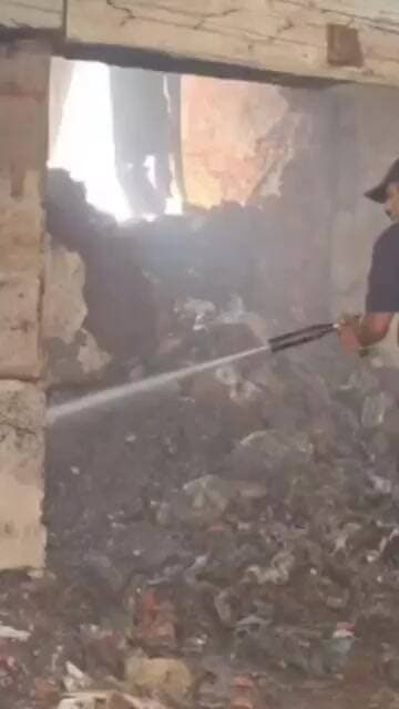 દાહોદ શહેરના હનુમાન બજાર વિસ્તારમાં મકાનમાં પડેલા કચરાના ઢગલામાં લાગી આગ