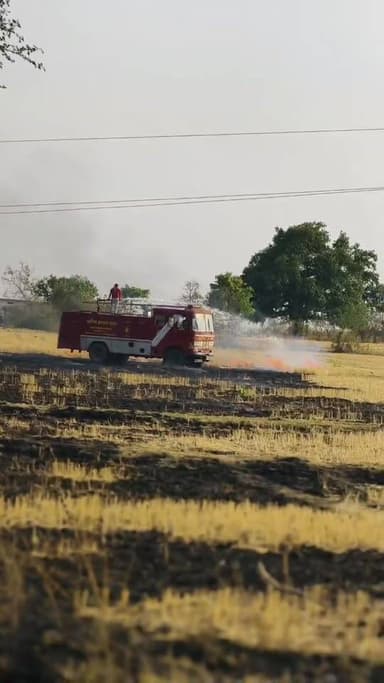 शहडोल ग्राम पंचायत पोंगरी में खेत में बिजली के खंभे से चिंगारी के कारण लगी भीषण आग जो कि आस पास के पूरे खेत को जला दिया