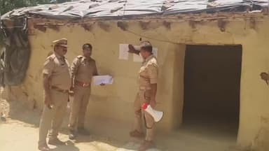 प्रतापगढ़: रामपुर बतरी गांव में पुलिस ने वांछित अभियुक्त रिजवान के घर की मुनादी की